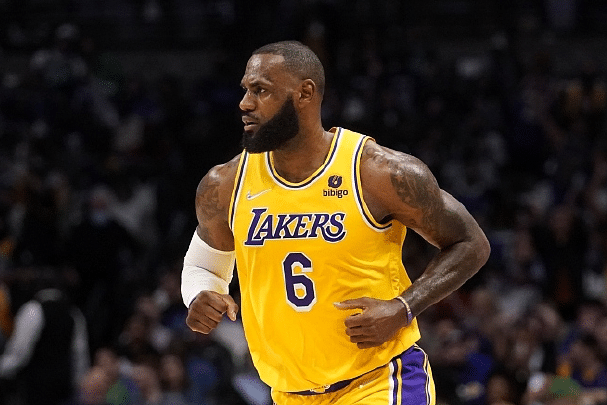 湖人又被锤爆！半场狂输15分，威少狂吼裁判吃T，詹皇绝望咆哮