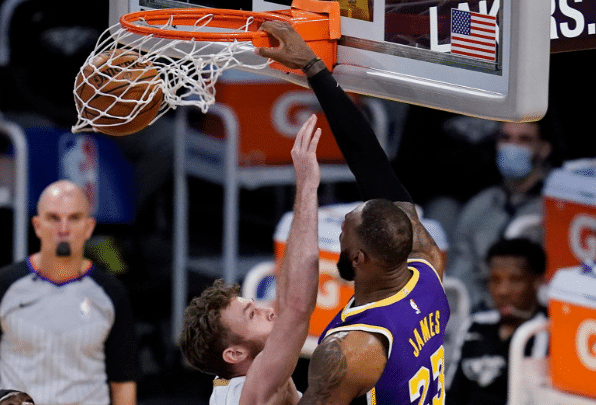 致敬！36岁詹姆斯为何还不下滑？看看他今天赛前的这个细节吧