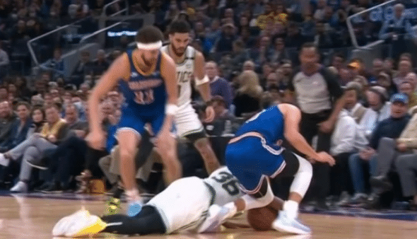 曝库里受伤一幕！惨遭压伤脚踝，科尔怒喷斯玛特踢克莱：你想伤害他