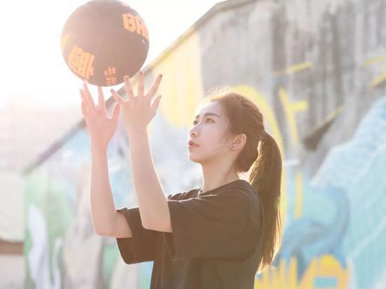 被帕克“揩油式”防守一夜爆红，美女球员二休休现状如何？