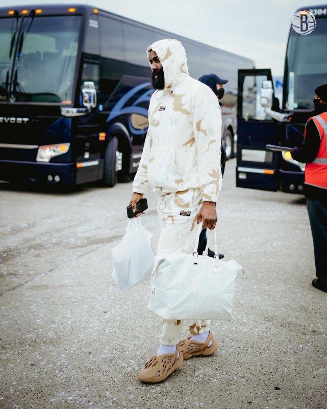 篮网飞赴克利夫兰！哈登眉头紧锁一身迷彩服，欧文随队出战四连客