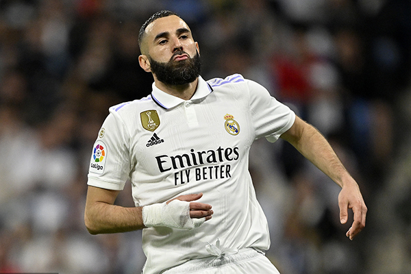 马卡报：本泽马计划留在皇马 将至少留队一年