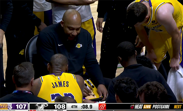 详解湖人最后一攻！詹姆斯执行战术雷迪什错失绝杀 赛后老詹安慰队友
