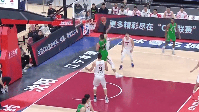 辽粤二番战！韩德君单臂隔扣周鹏，郭艾伦破冰，易建联太强硬