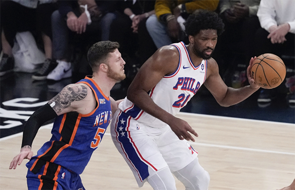 马克西神勇表现，76 人加时胜尼克斯，恩比德三双有瑕疵