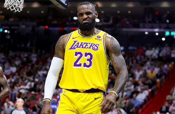 詹姆斯39岁晒手，青筋暴起超猛，为入选最佳阵容再庆祝