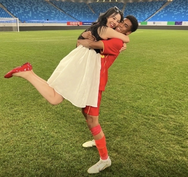 国少混血队长母亲再晒照！被1米9儿子抱起庆祝夺冠
