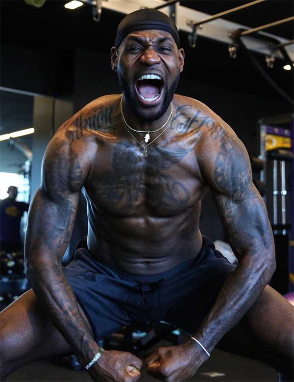 詹姆斯开练新赛季，健身房赤膊热舞，晒与库里奥运夺金合影引关注