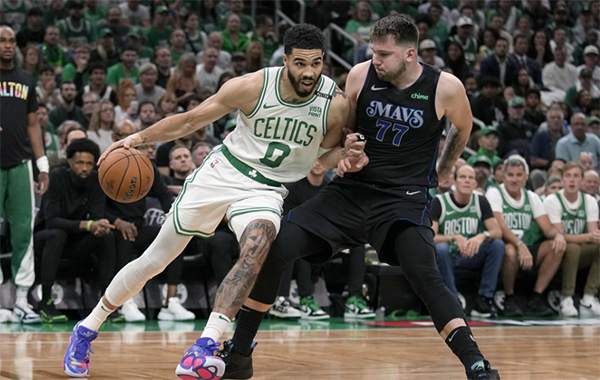 总决赛G1独行侠遭痛击，东契奇欧文挣扎，提前投降输球