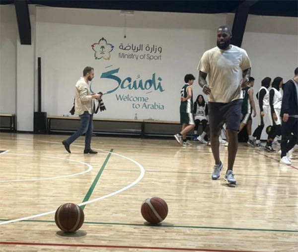 詹姆斯现身沙特打球曝光！球迷热议：他终于签下1年7.76亿合同