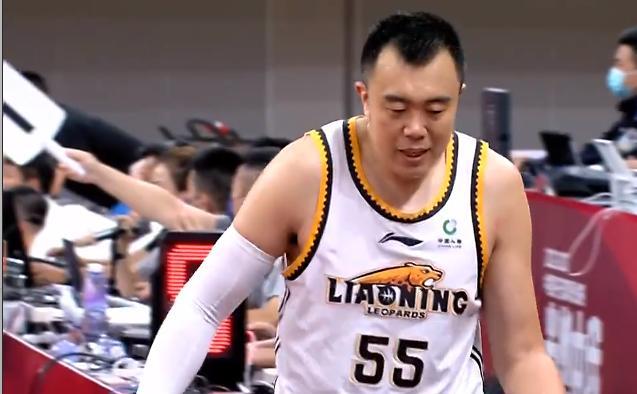 郭艾伦单节7+4+3带队领先5分，突破被犯规重摔在地，韩德君8分