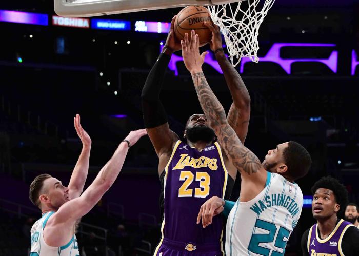 恭喜湖人西部第二！赢球后36岁詹皇拥抱三球，叉腰离场背影显疲惫