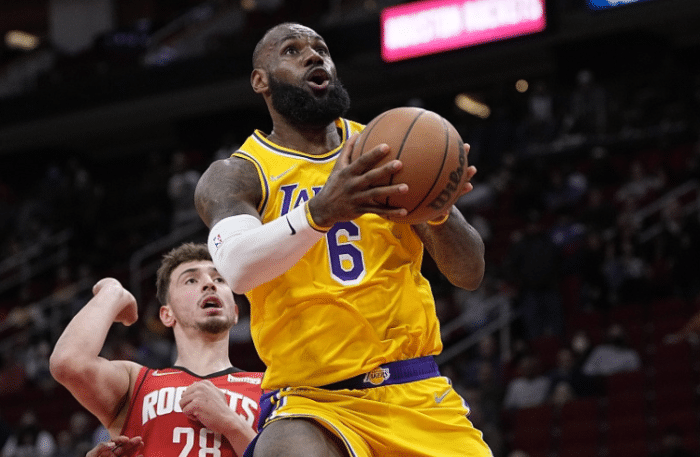 詹皇绝杀球甩锅引热议！美媒晒神图调侃，沃帅：相信最好球员的决定