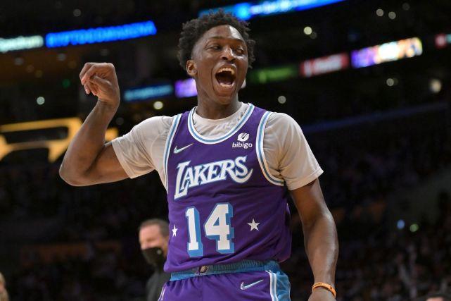 湖人2年324万美元签约翰逊！防守悍将终获回报，专家曝光合同细节