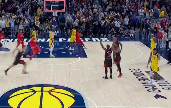 科比式绝杀重现！有谁注意到：对手球迷兴奋大叫，竟为德罗赞欢呼