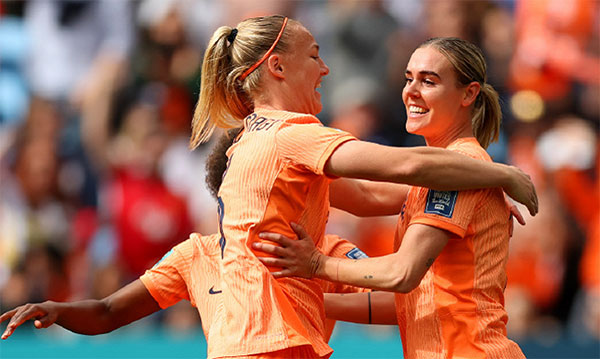 2-0！荷兰女足晋级八强，南非门将低级失误，悍将重伤后拄拐