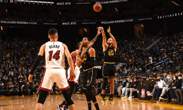 温馨！维金斯赛后带着女儿和小追梦打招呼，外界呼吁：定娃娃亲