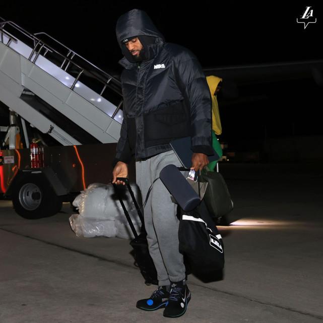 湖人飞赴密尔沃基！正式开启五连客之旅 詹姆斯登机有望周六复出