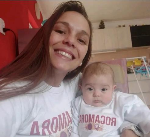 球场李焕英，阿根廷女球员边打球打哺乳孩子，球迷：为母则刚