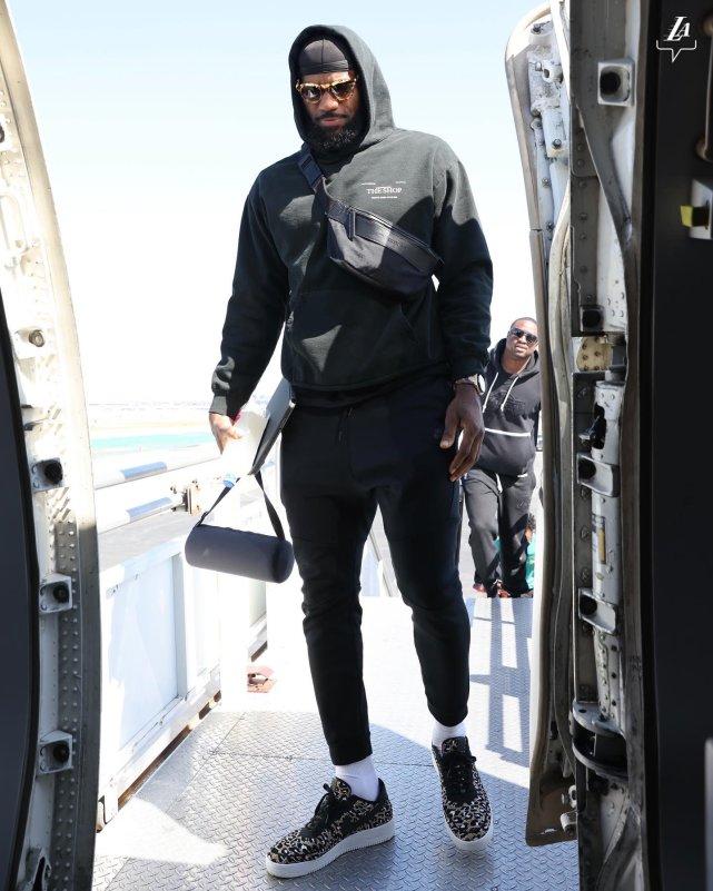 湖人飞赴圣城！詹眉神色凝重威少笑容满面 魔鬼赛程：19战13客