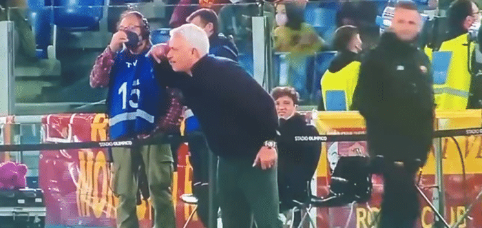 官方：穆里尼奥因打电话手势禁赛2场，罚款2万欧