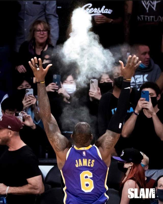 自吹自擂！詹姆斯晒自己和儿子布朗尼撒镁粉对比照片：王子和国王