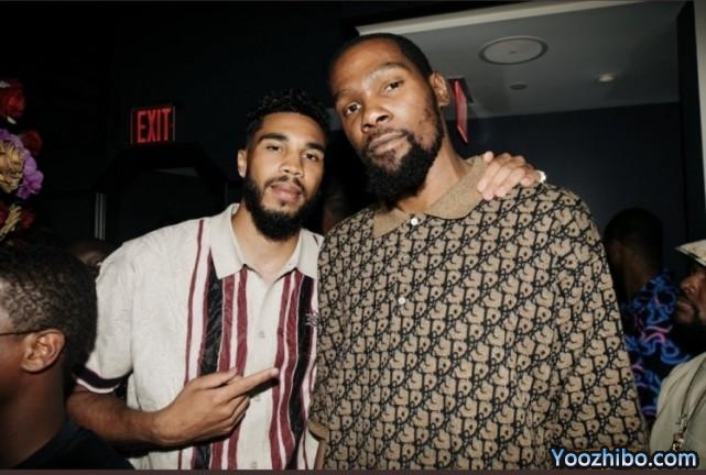 杜兰特合影塔图姆引遐想！两大球星互相欣赏，绿军成冲冠头号热门