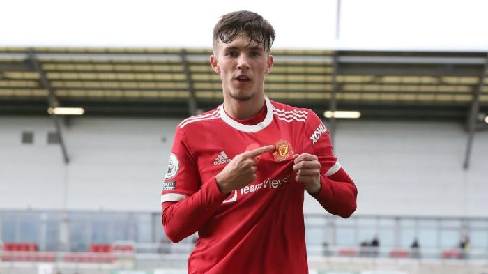 曼联青训新太子浮现！18岁神射手穿裆晃倒后卫破门，赛季进球11粒