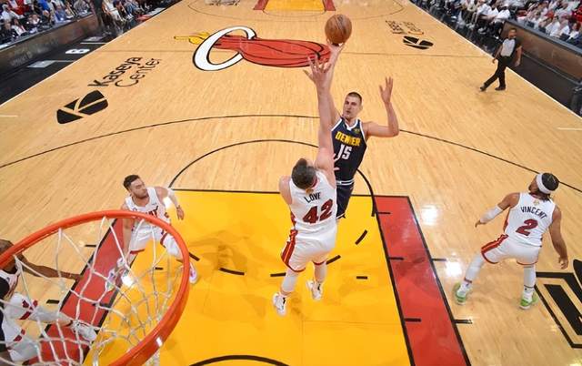 3-1！56年神迹仅差1胜，MVP甩毛巾疯狂庆祝，巴特勒绝望退场