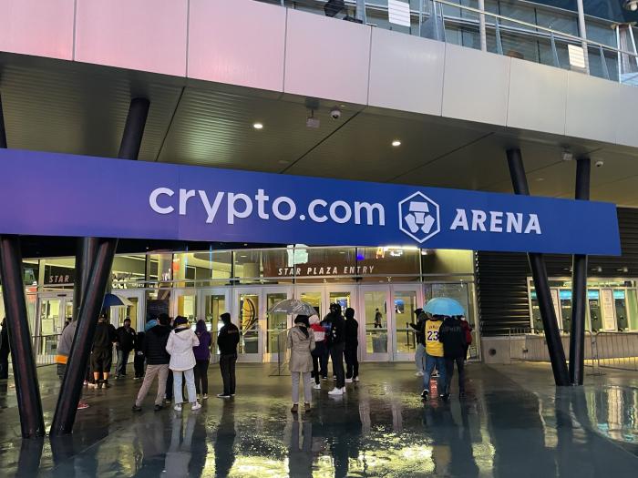 湖人主场内部细节首次曝光！新标志印在地板上，官推为四大巨星拉票