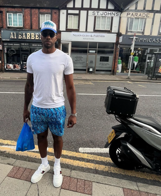 小卡现身街头表情严肃：坦言身体状态很好 目标满足大家所要的一切