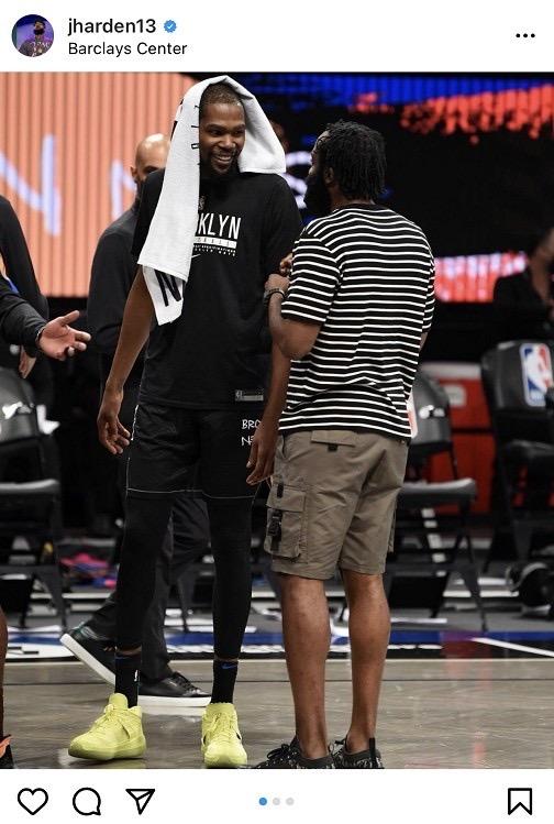 哈登晒与杜欧等人合照：如果用正确方式打球，天空才是我们的极限！