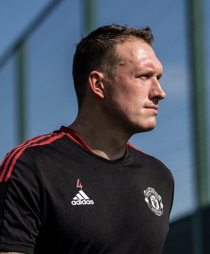 曼联公布新赛季英超大名单：琼斯挤上末班车，避免直接半年没球踢