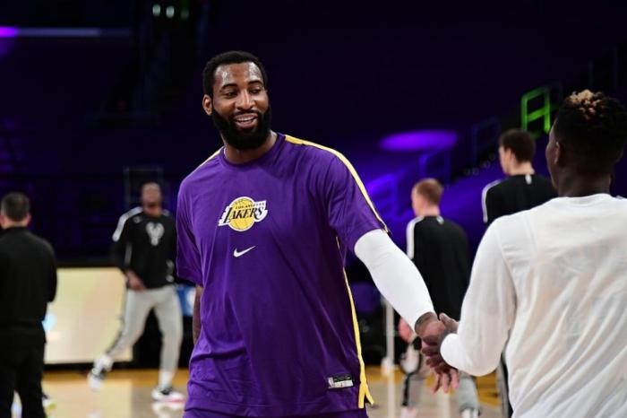 庄神强打阿德2+1比出“他太小”手势，谁注意到詹姆斯、浓眉的举动