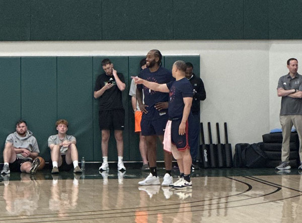 快船首日训练营：小卡亮相与卢帅畅聊，无奈膝伤缺阵篮球训练