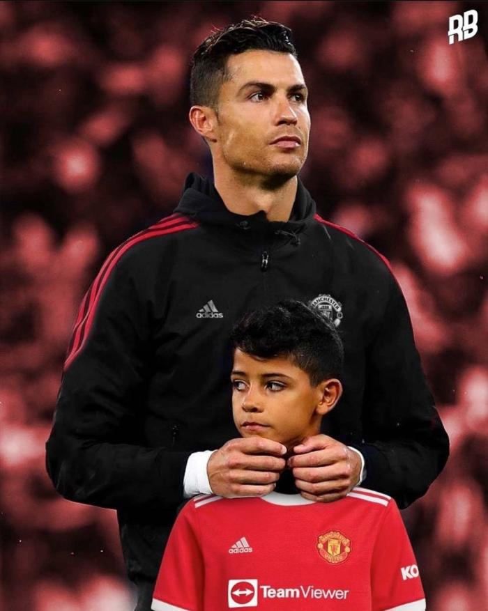 C罗准备终老曼联，退役后出任青训教练！亲自指导迷你罗效仿弗爵