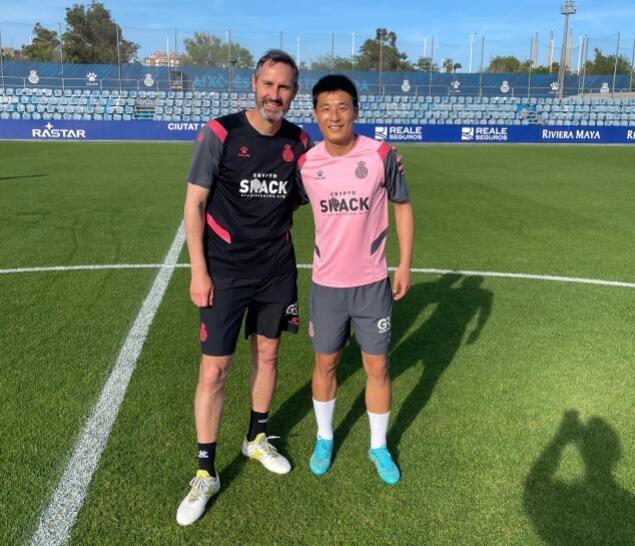 前主帅莫雷诺下课，武磊晒合影：一切好运