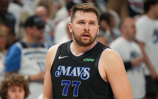 东契奇虽带伤半场轰16+6+5，但腹部遭戈贝尔一拳致落后12