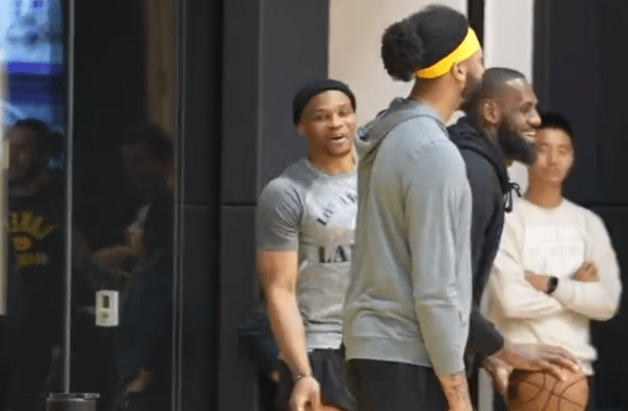 湖人备战独行侠：詹威比试三分浓眉新发型抢镜 詹皇冲击38000分