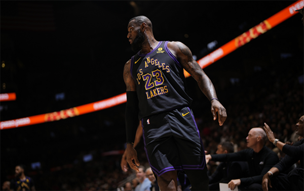 詹姆斯再创历史纪录：禁区统治力惊人，抖肩庆祝提前打卡