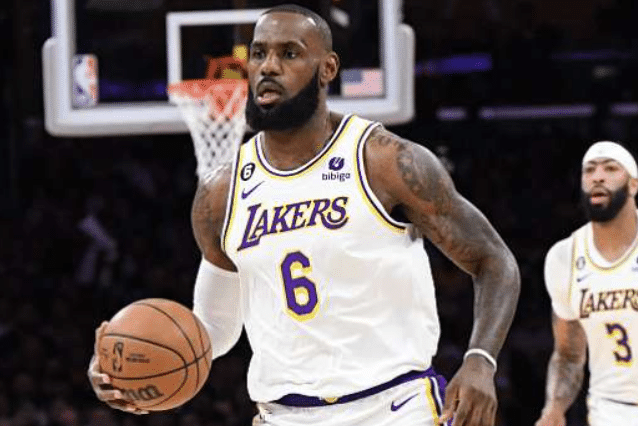 詹皇21+8+8冲进观众席：首节0分后爆发打爆勇士 累得直喘粗气太拼