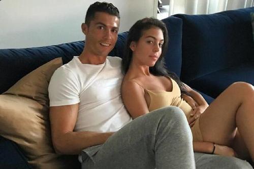 撞坏C罗6553万豪车面临天价赔偿，C罗私人司机年薪有多少？