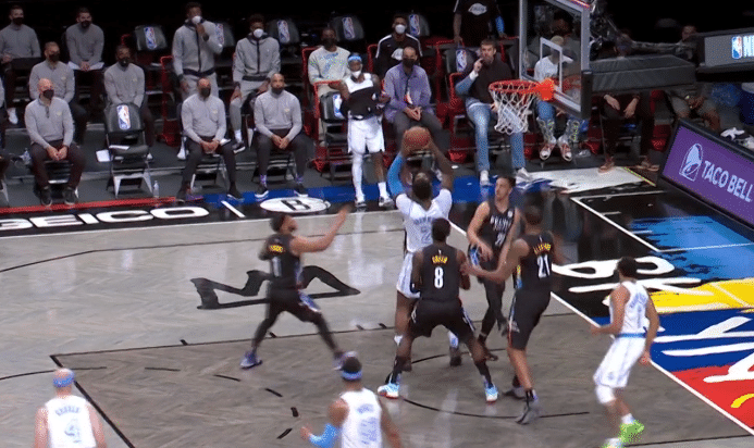 庄神上演名场面！1V5拼抢篮网全队，场边浓眉哥悉心指导