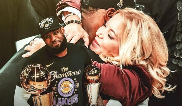 名记揭秘詹皇与珍妮亲密互动：老詹会继续效力湖人 拉塞尔冲击大合同