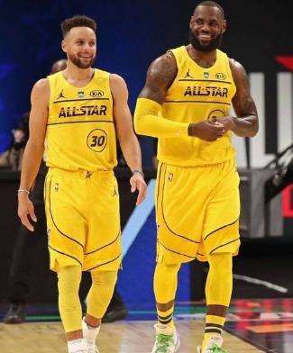 詹姆斯为何会招募库里？三节48分，没有人比库里更契合詹皇了