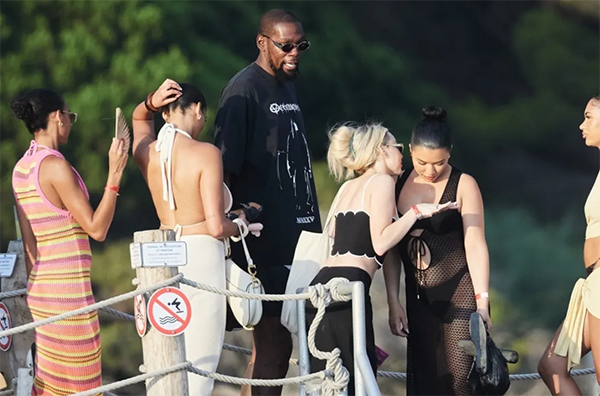 从奥运赛场到奢华派对：杜兰特和布克的夺冠后狂欢