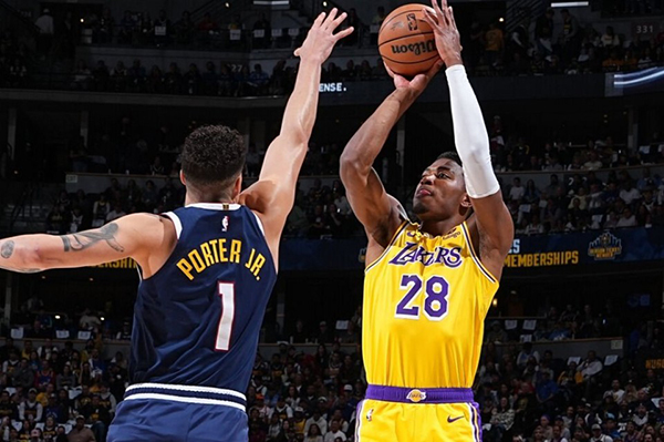 湖人半场领先掘金3分！詹眉合砍26分，波普崴脚后回归