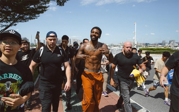 欧文中国行大秀宠粉操作，赤膊趴车顶签名嗨翻球迷