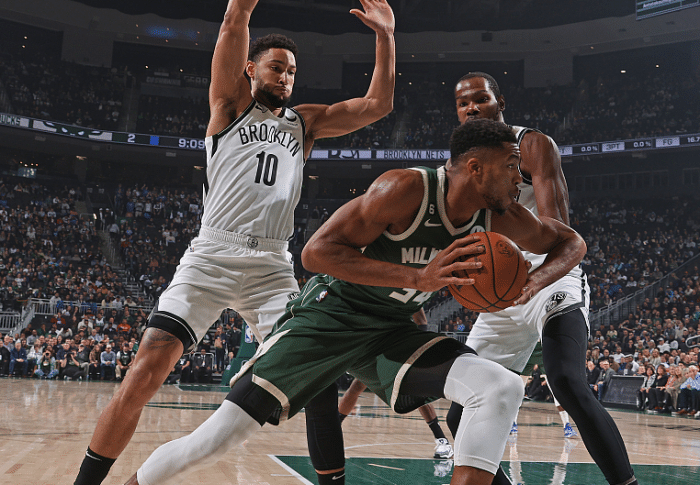 纳什暴怒首遭驱逐 字母哥伤人动作曝光：发力撞伤杜兰特的肩膀