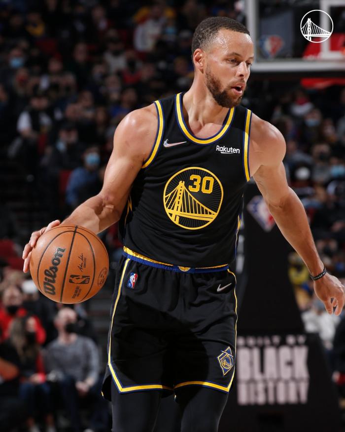 库里三节打卡下班，11投18+14创三大纪录！面带笑容尽享胜利